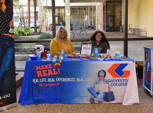 Bright custom tablecloth for trade show with Galveston College logo, engaging attendees with a vibrant display