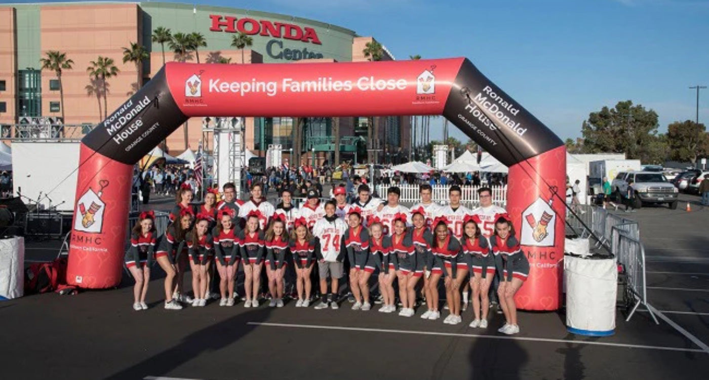 race participants posing under inflatable archway at start line